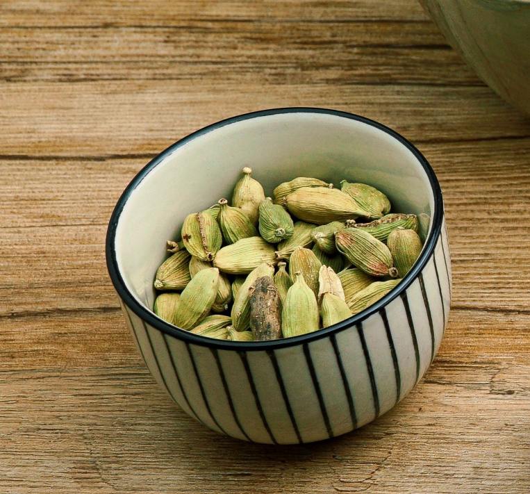 cardamom-pods-dish-bowl-ayurveda.jpg