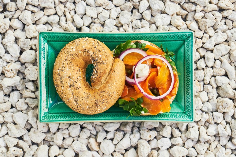 bagel-plate-lox-vegan-onion.jpg