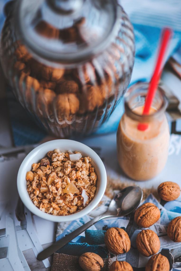 granola-hazelnuts-smoothie-healthy.jpg