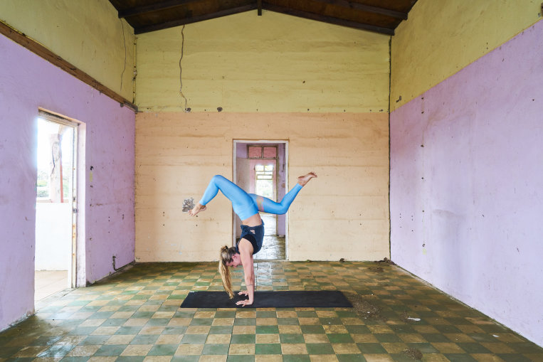 rachel-brathen-yoga-girl-handstand.jpg