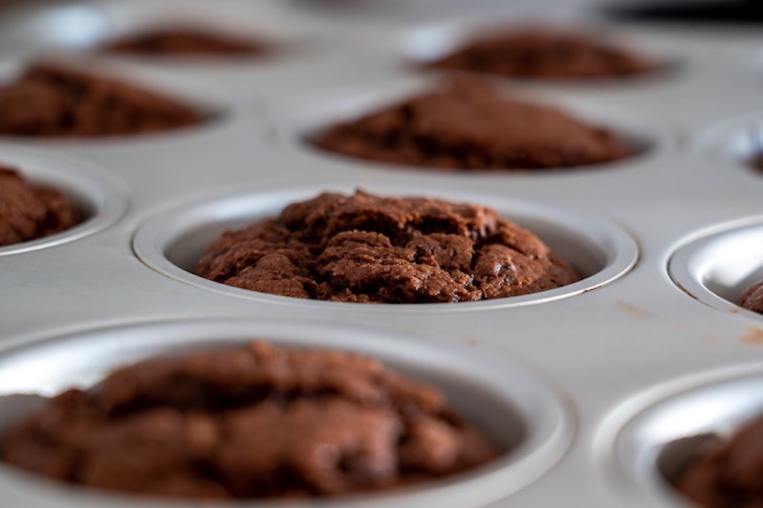 chocolate-cupcakes-baking-tin.jpg