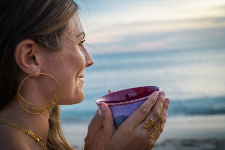 rachel-brathen-mug-jewelry-ocean.jpg