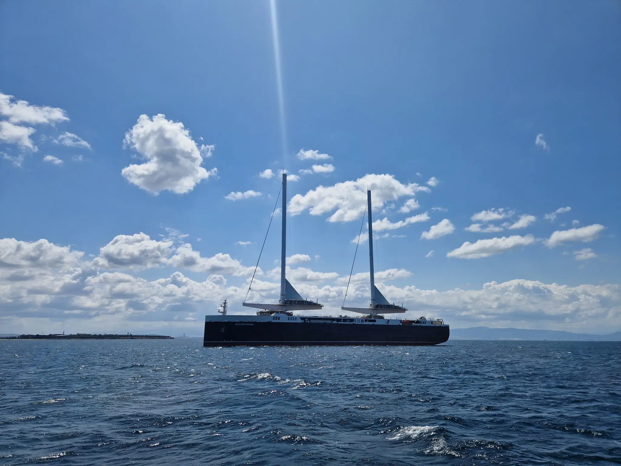 Ailerons anti-dérive conçus et fabriqués par Fouré Lagadec pour le Neoliner Origin, dans le cadre d'un projet de décarbonation du transport maritime.

