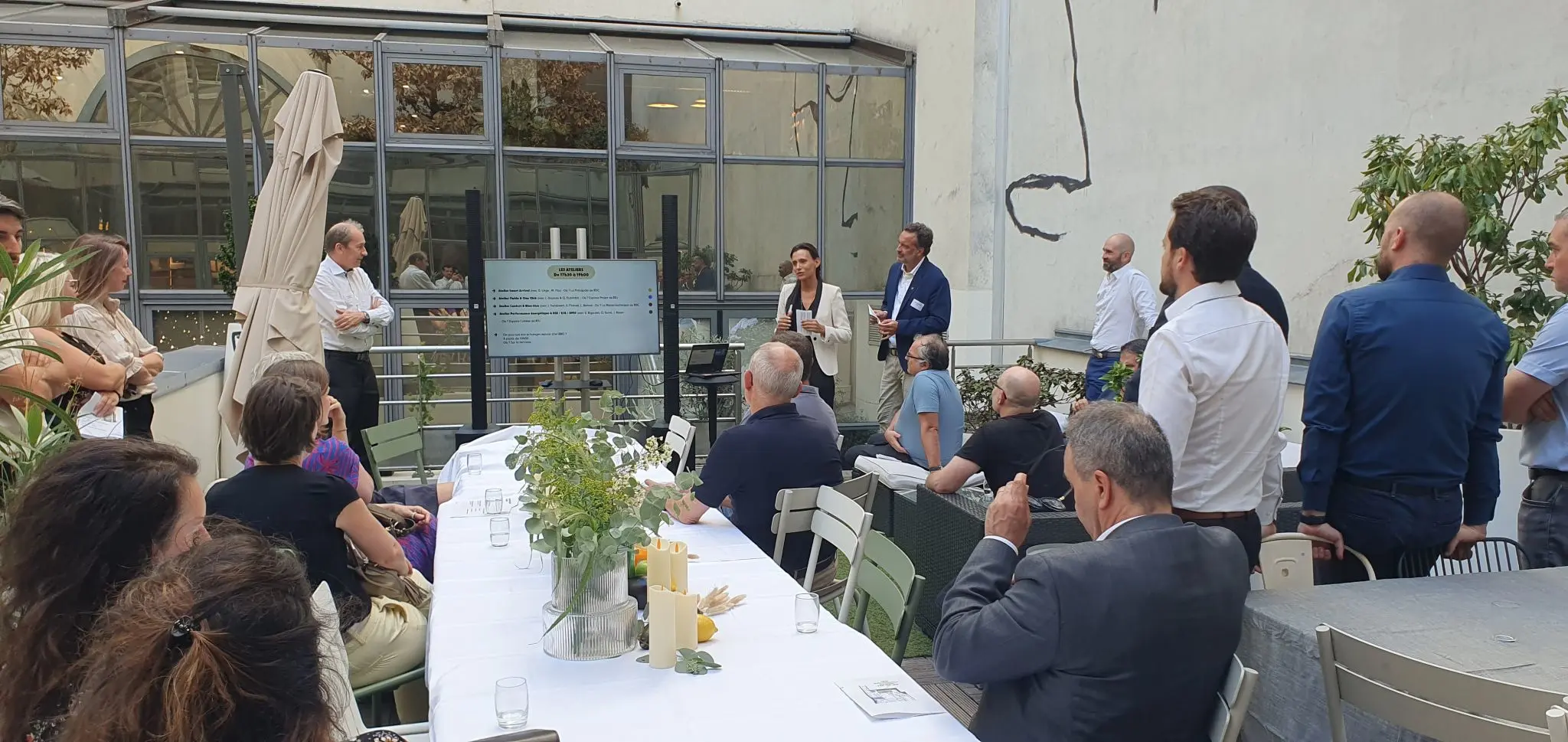 Participants et clients des filiales Watt, Snef, iQanto et Visiativ réunis en ateliers thématiques autour des expertises de la filière Immobilier du Groupe Snef.


