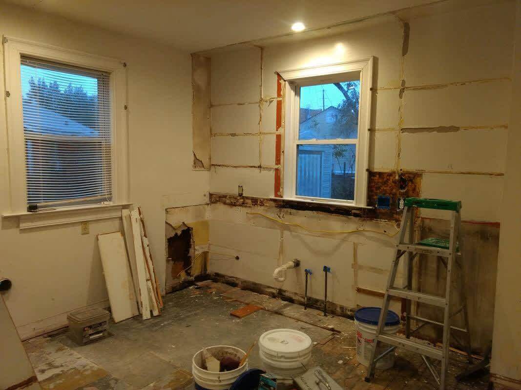 Kitchen pre-reno with lighting and cabinets removed