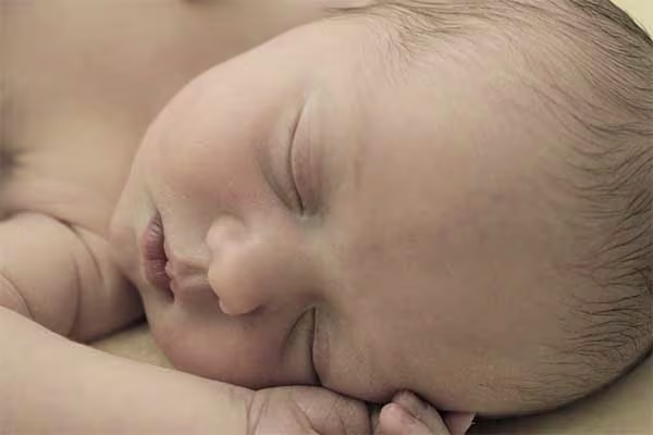 ¿Por qué al médico le preocupa el tamaño de cabeza de mi bebé?