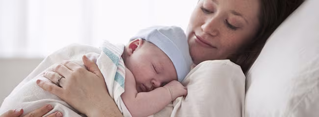 Mère apaisée nouveau-né bébé