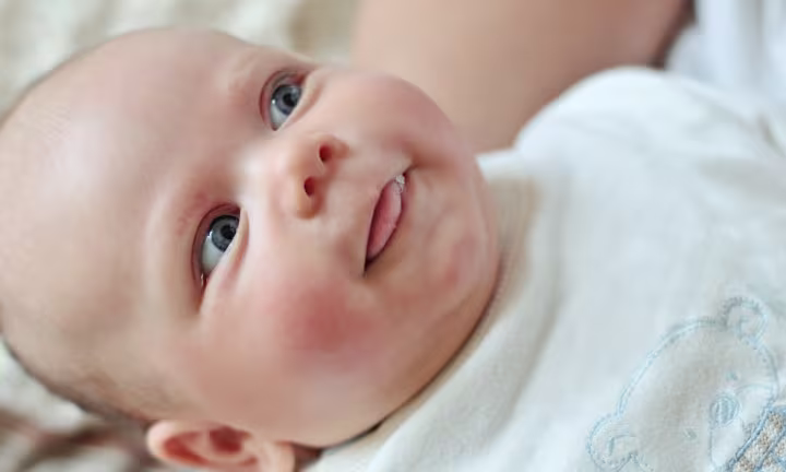Baby schwitzt am Kopf