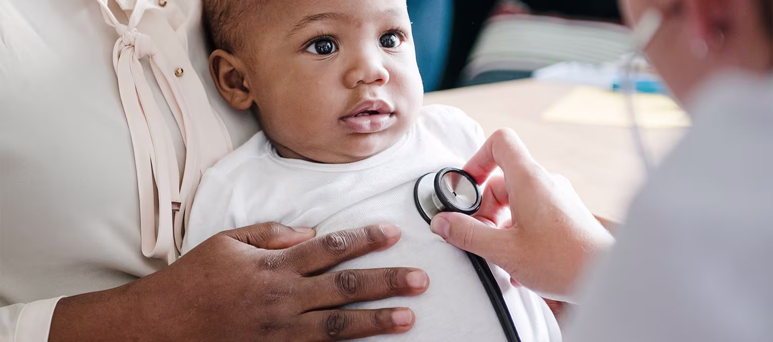 Bébé souffrant de pneumonie examiné au stéthoscope