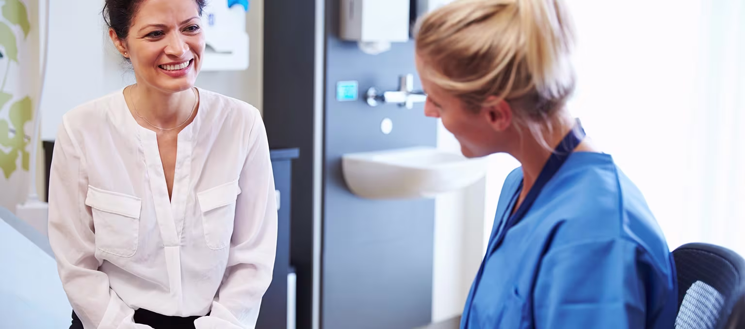 Femme discutant avec un docteur d’une biopsie du trophoblaste