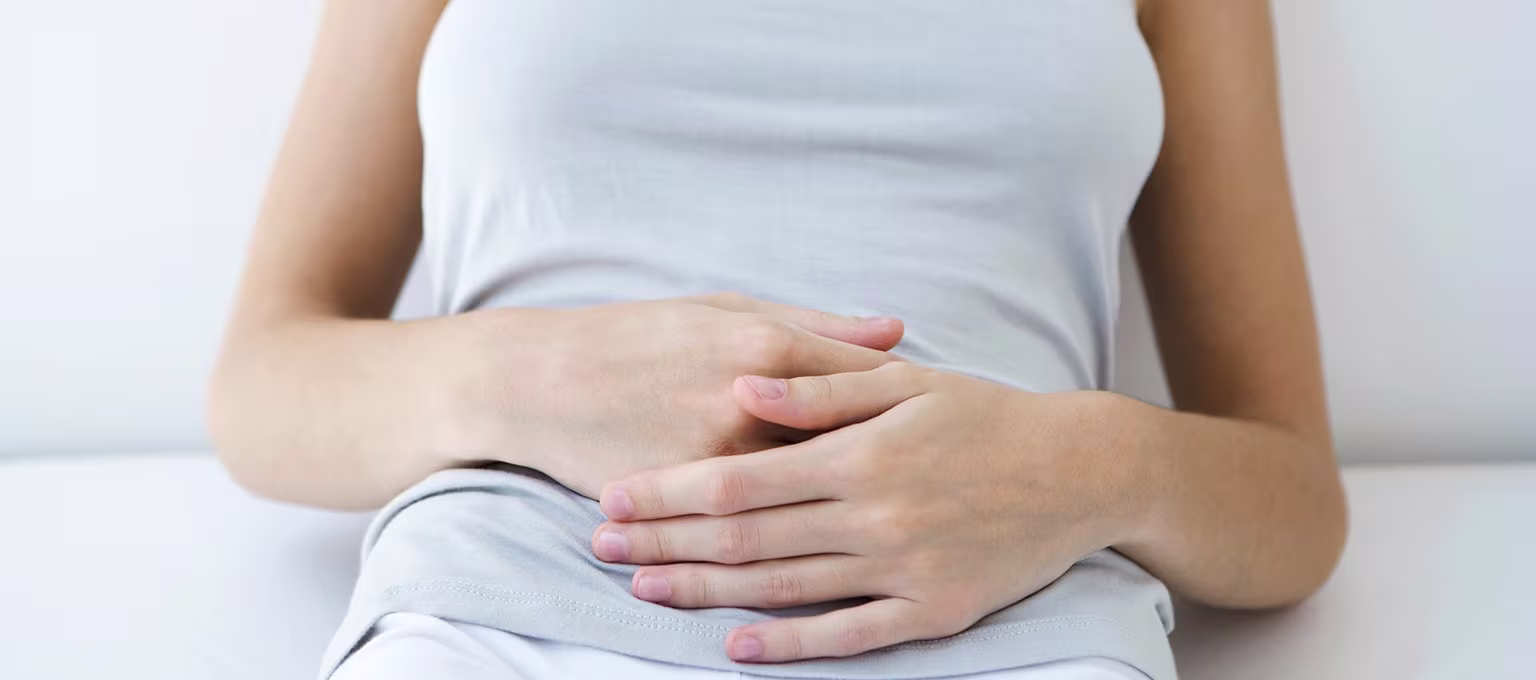 Femme enceinte avec douleur au ventre