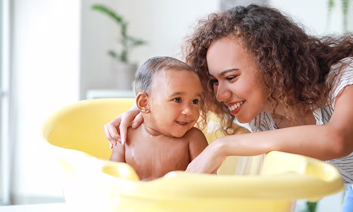 Babyhaare mit Shampoo waschen