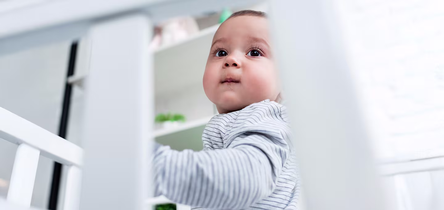 Vater hält Baby im Arm
