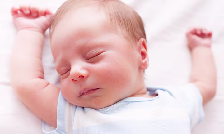 Der Moro-Reflex bei Neugeborenen und Babys