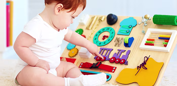 Un bébé en train de jouer