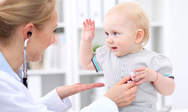 Tout-petit lors d'une visite médicale
