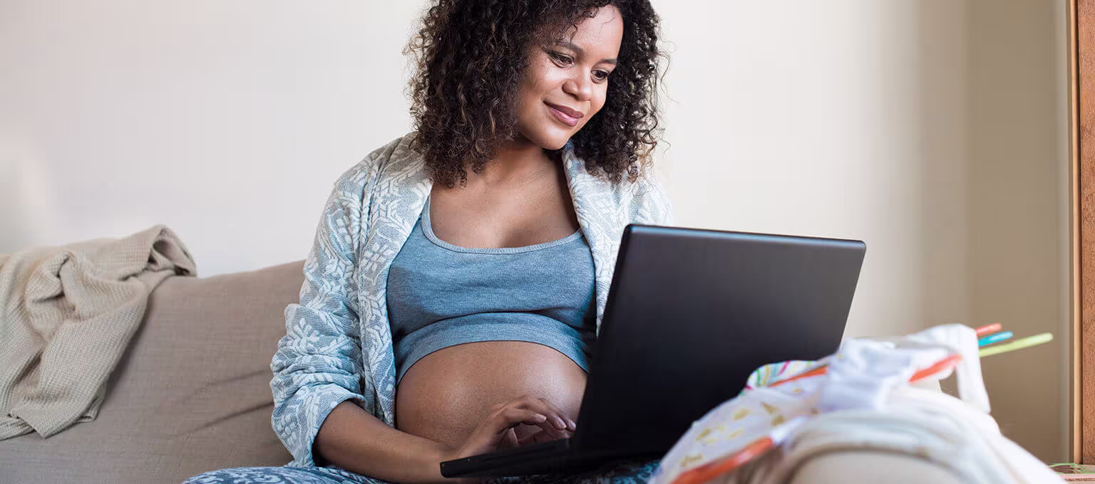 Femme enceinte consultant un projet de naissance