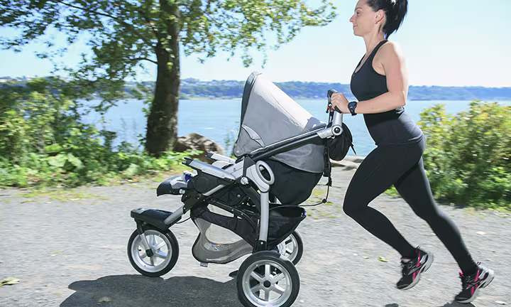 Maman courant avec bébé