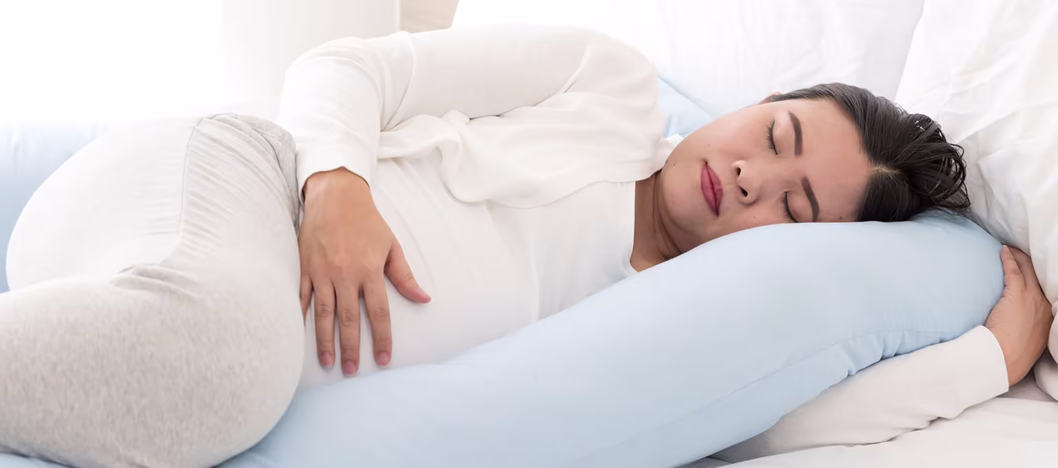 Mujer embarazada durmiendo
