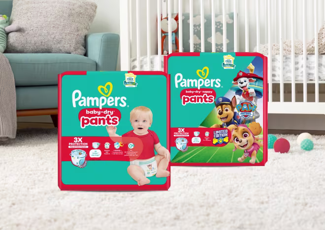 Pampers Baby-Dry Pants und Baby-Dry Paw Patrol Pants Packungen in einem Babyzimmer.