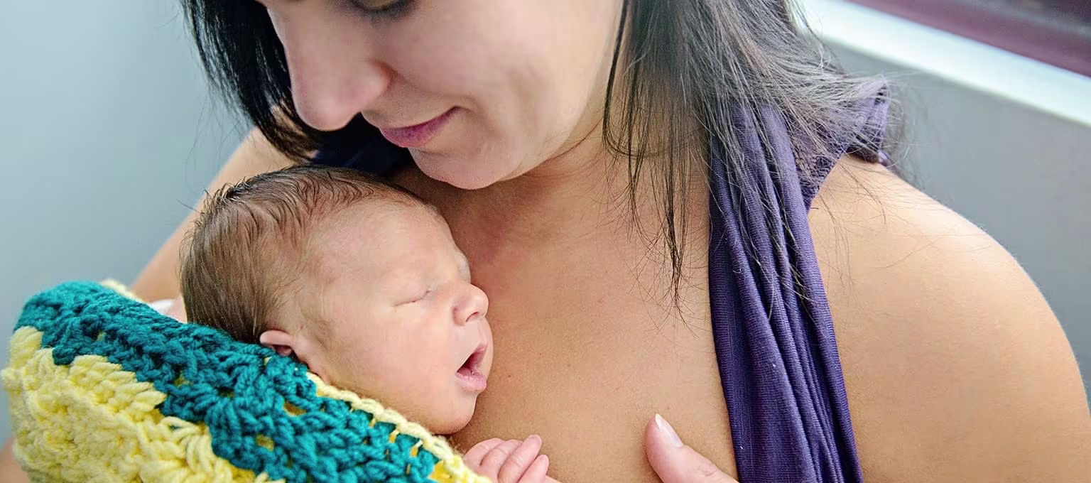 Peau contre peau entre bébé prématuré et maman