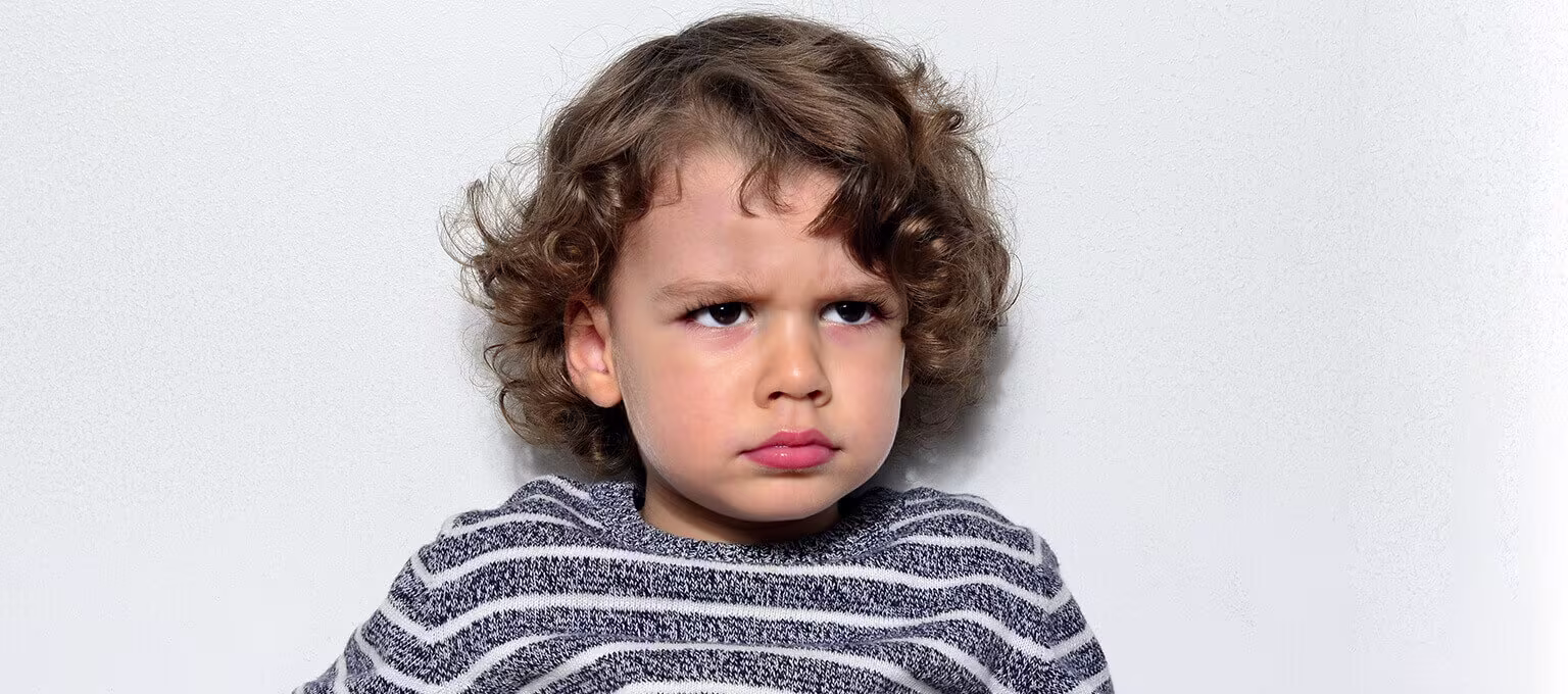 Un enfant exprimant son mécontentement