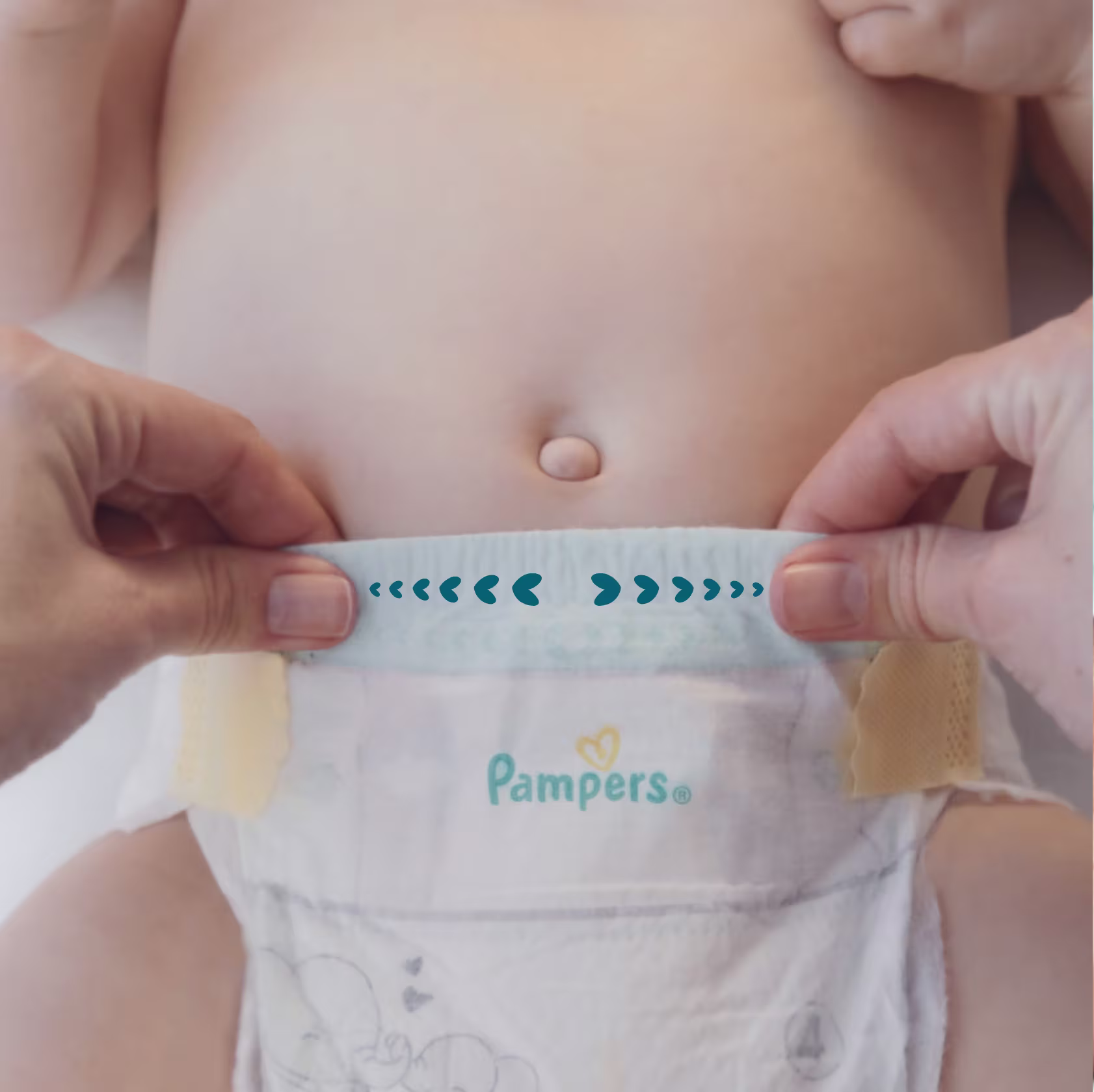 Eine Nahaufnahme zeigt zwei Hände, die vorsichtig das Bauchbündchen einer Pampers-Windel auseinanderziehen und dabei das flexible & schützende Bauchbündchen demonstieren. Eine Nahaufnahme zeigt zwei Hände, die vorsichtig das Bauchbündchen einer Pampers-Windel auseinanderziehen und dabei das flexible & schützende Bauchbündchen demonstieren.