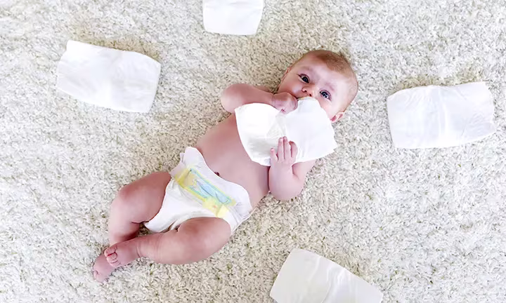 Baby in Windeln