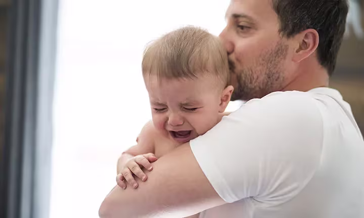 Baby weint mit Papa