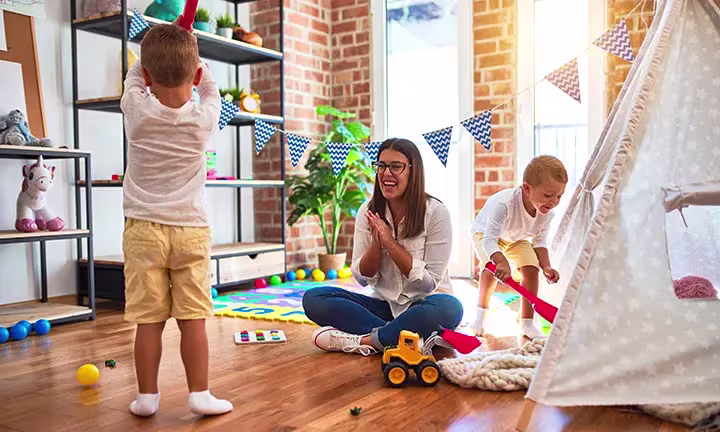 Mutter spielt mit ihren Kindern