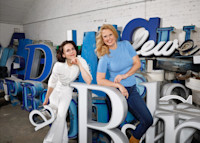 Anna mit Barbara Schöneberger im Buchstabenmuseum