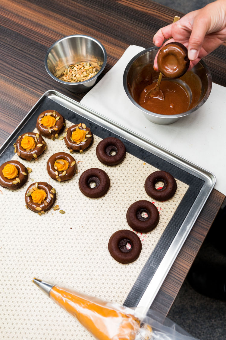 DeZaan Glaze Image Of Pumpkin Spiced Donuts