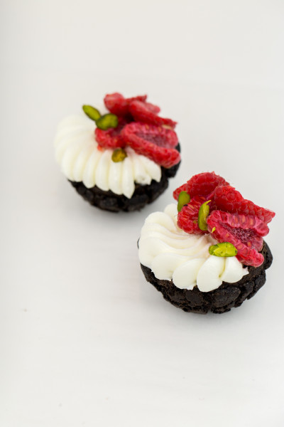 Carbon Black Choux, Pistachio, Raspberry, Creme 1