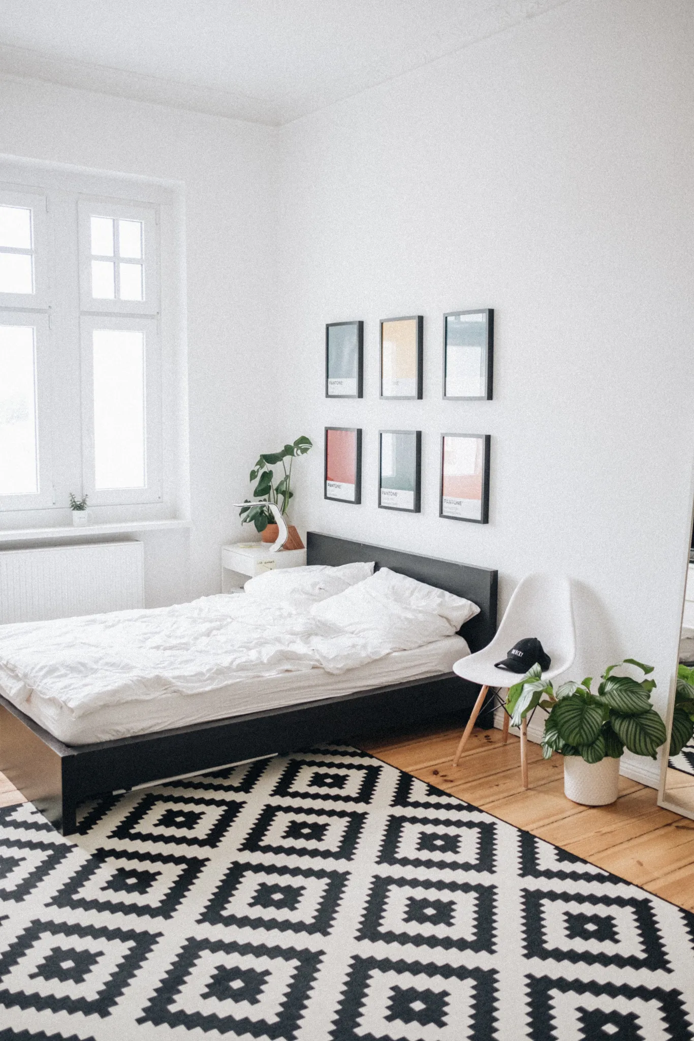 Una camera da letto moderna con un motivo a rombi bianchi e neri.