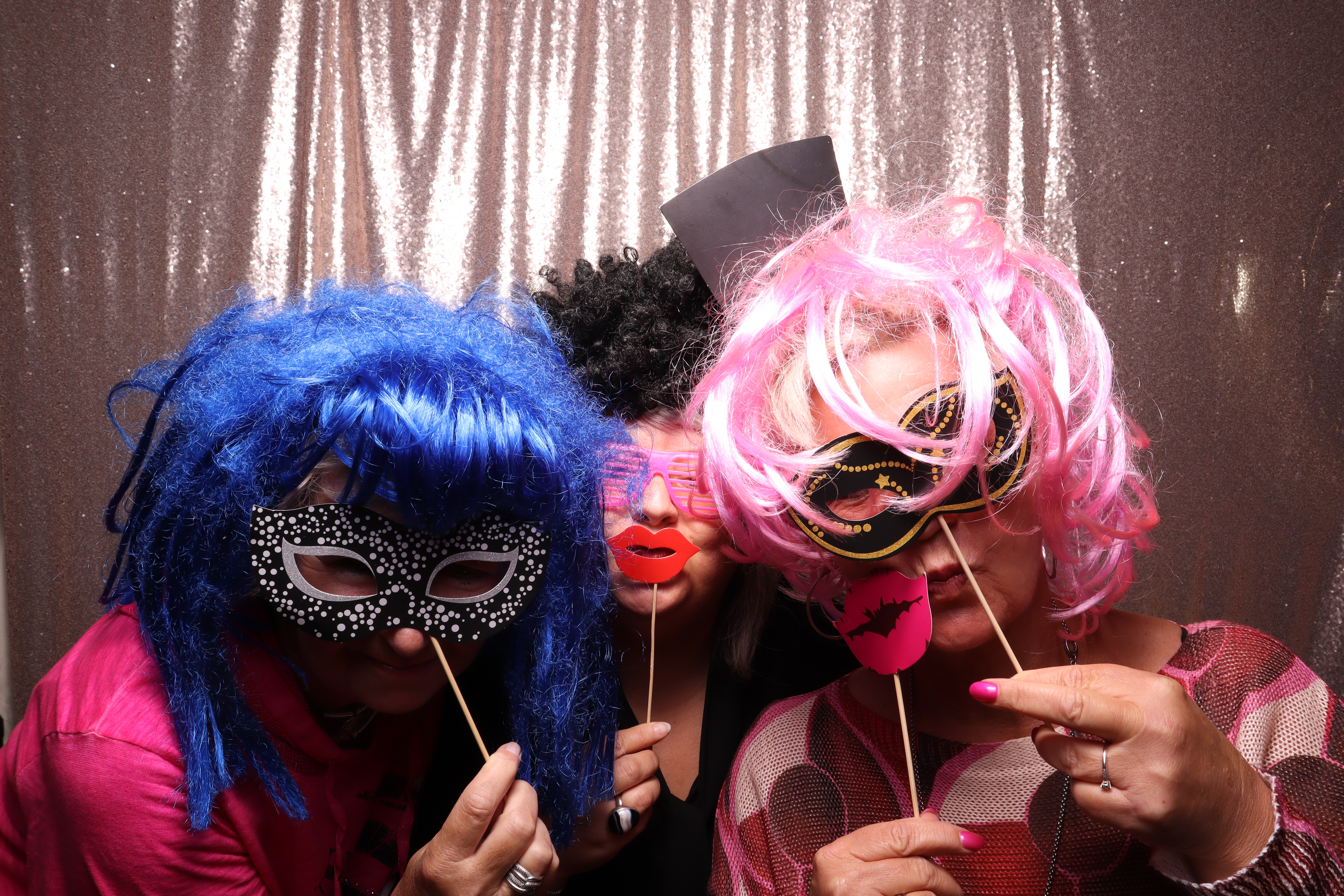 Fotobox Nutzer mit Masken und Perücken in Kiel
