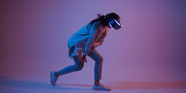 VRグラスをかけて遊んでいたが足をぶつけてしまった人の画像