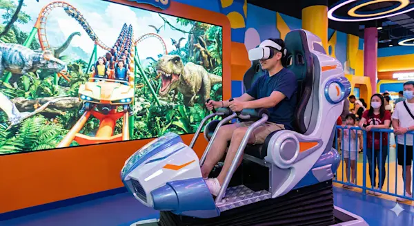 テーマパークVRアトラクションの体験風景
