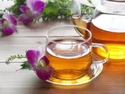 ミントを添えたハーブティー