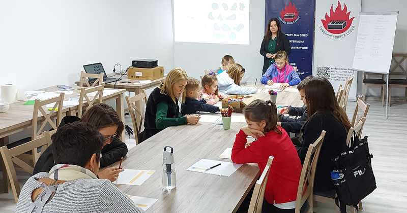 Dzieci, podczas ciekawych warsztatów o emocjach, realizowanych w Kozłowie przez Fundację gorąca Cegła