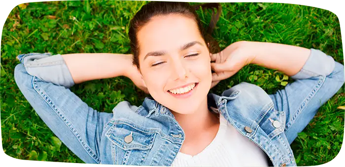 Joven feliz viviendo los cambios emocionales en la adolescencia.