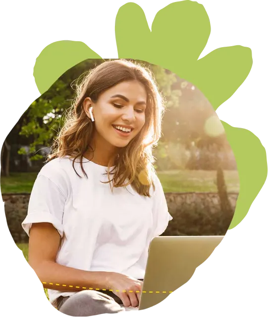 Chica feliz trabajando en una nueva etapa de su vida