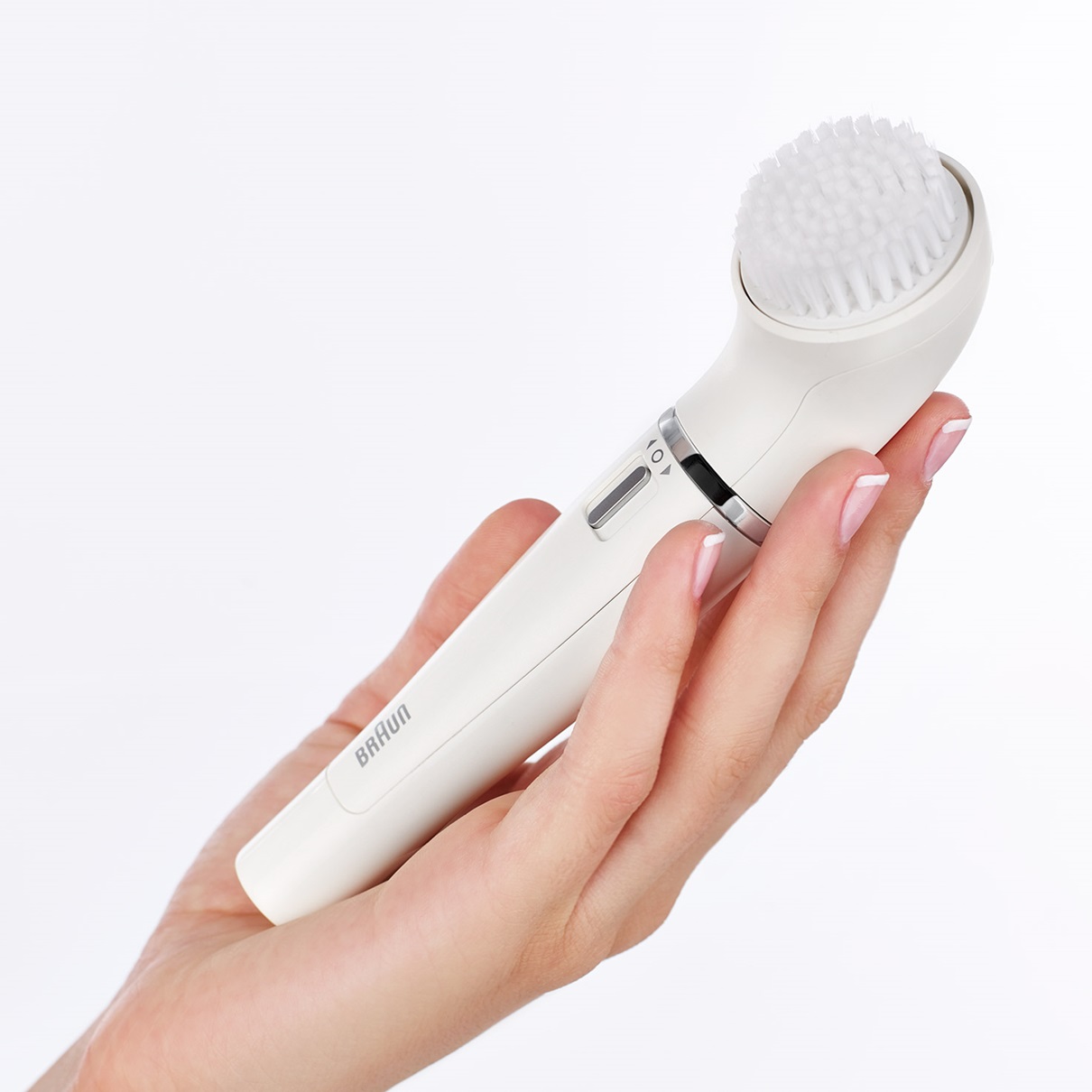 Braun Face 820 - facial epilator & facial cleansing brush with micro-oscillations - in hand