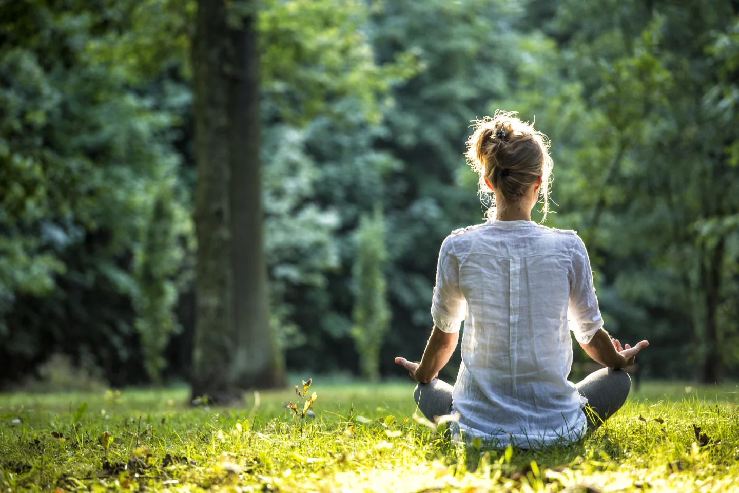 Yoga Frau auf Wiese