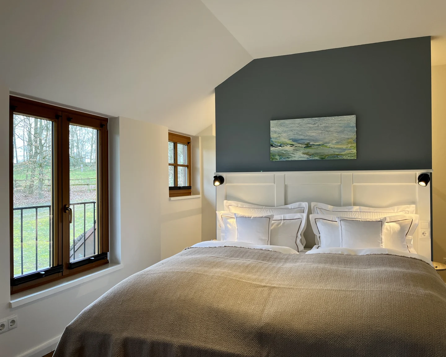 Bild Landhaus Suite Schlafzimmer mit Blick aus Fenster