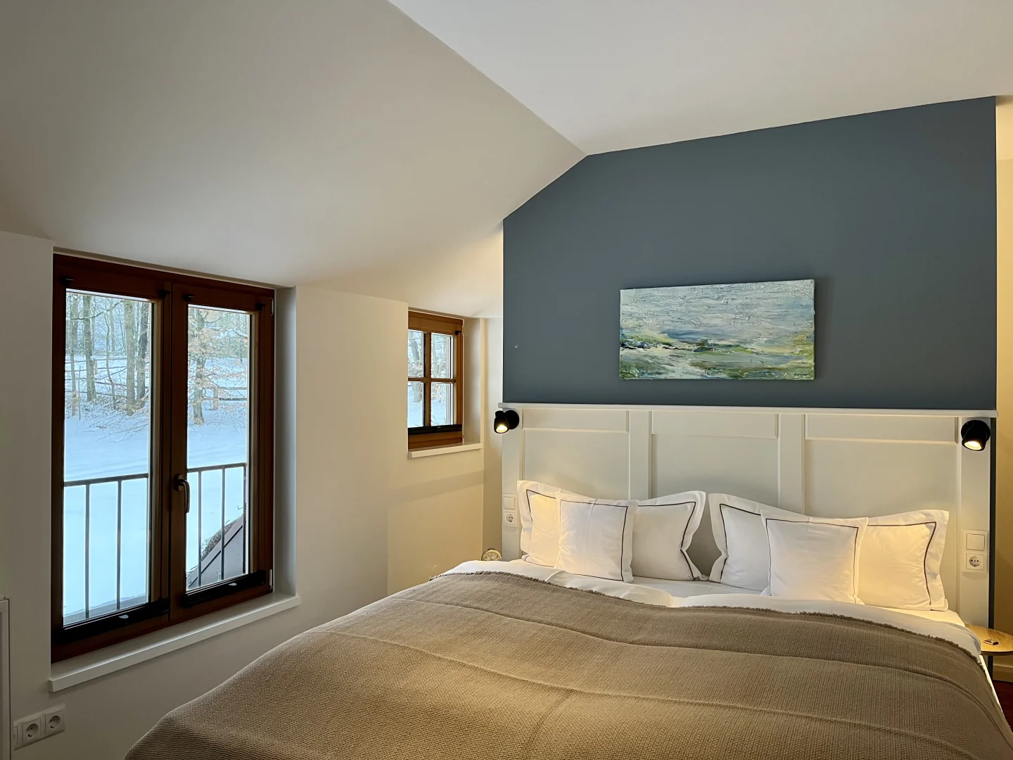 Bild Landhaus Suite Schlafzimmer mit Blick aus Fenster