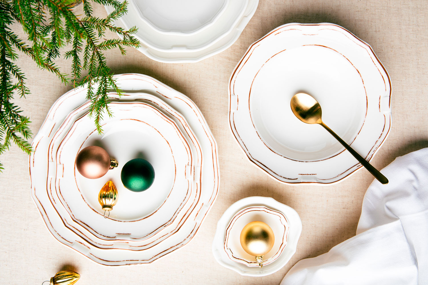 Joulutukku Kespron ratkaisuna ravintolan joulupöydän kattaus, jossa lautasella koristekäpy.