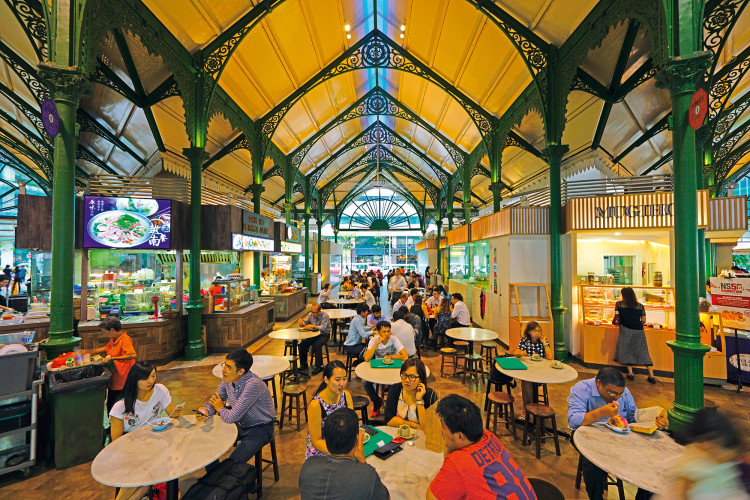 Ruokailijoita yhdessä Singaporen monista hawger-keskuksista