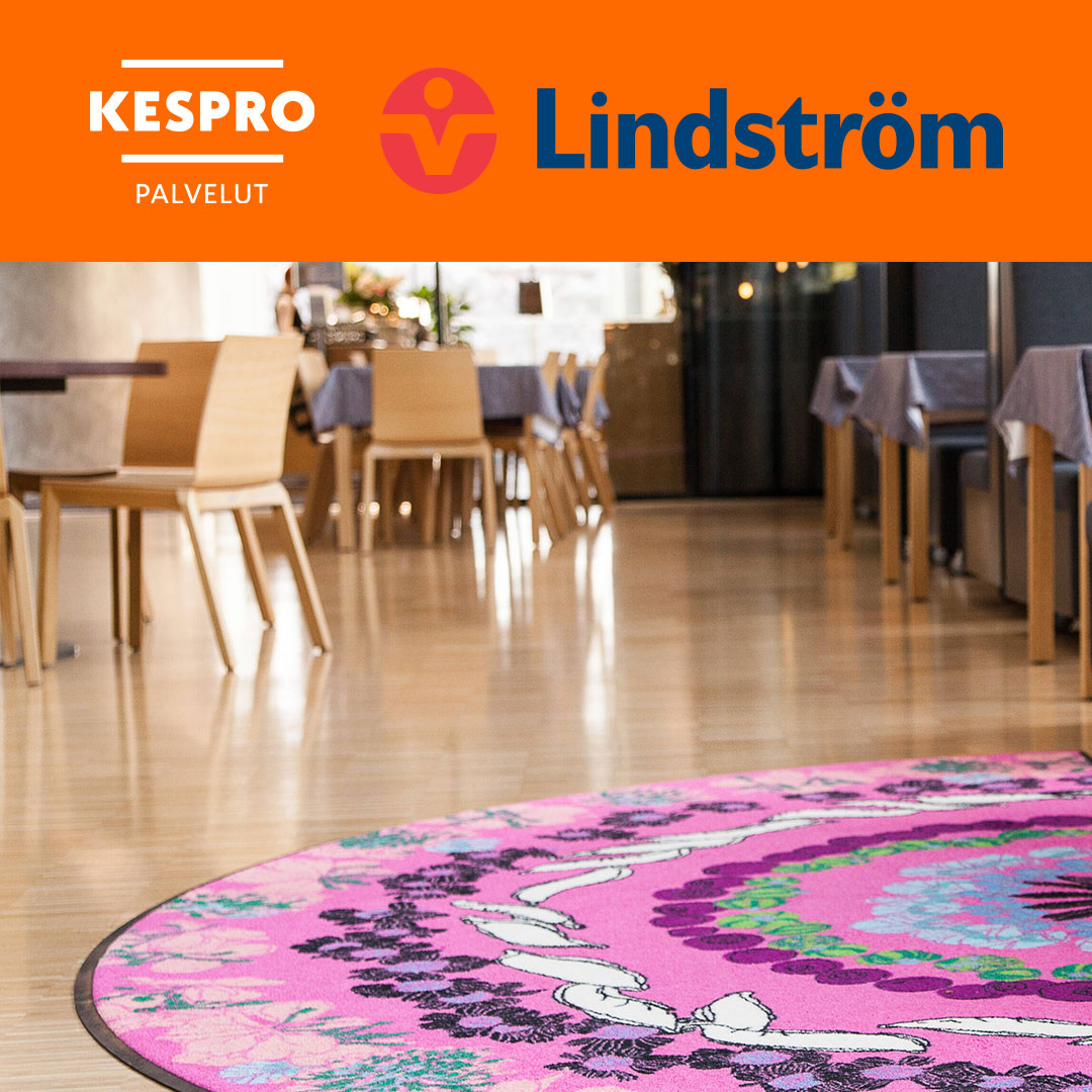 Kuvioitu pinkki matto ravintolan aulassa.