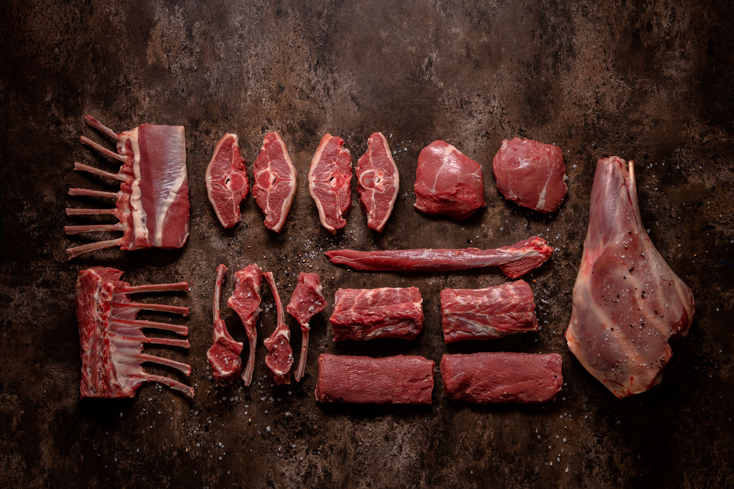 Raakaa lihaa aseteltuna ruhonosien perusteella.