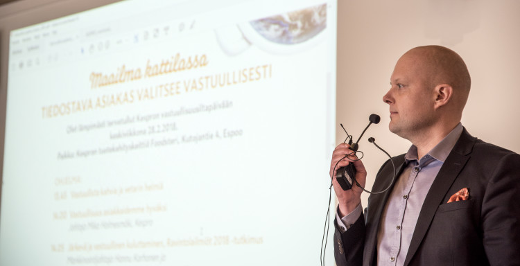 Kespron johtaja Mika Halmesmäki puhumassa vastuullisuustapahtumassa